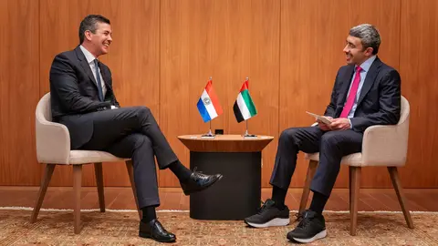 Santiago Peña -izquierda- y el jeque Abdullah bin Zayed Al Nahyan durante la reunión que han mantenido en Nueva York. (WAM)