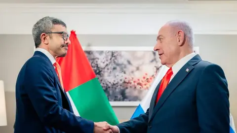 Saludo entre el ministro de Exteriores de Emiratos y Netanyahu. (X)