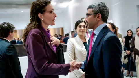 El jeque Abdullah bin Zayed Al Nahyan saluda a una de las invitadas a la recepción oficial de Emiratos Árabes Unidos en Nueva York. (WAM)