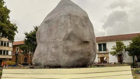 La escultura 'Dándole peso a los besos', de Iván Argote, situada en la plazoleta del Rosario de Bogotá. (Patricia Mogollón)