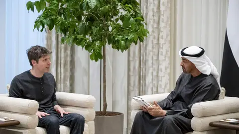 Un momento del encuentro entre el presidente de EAU y el director ejecutivo de OpenAI. (WAM)