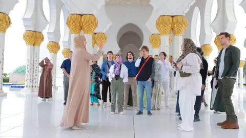 Turistas internacionales en la Gran Mezquita de Abu Dhabi. (WAM)