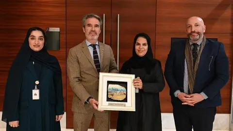 Representantes de la Universidad de Navarra y de la Cámara de Comercio de Sharjah. (WAM)