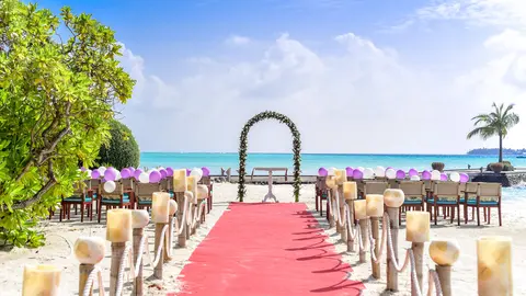 Una de las espectaculares opciones que ofrece Dubai es celebra la boda en una paradisíaca playa. (pxhere.com)