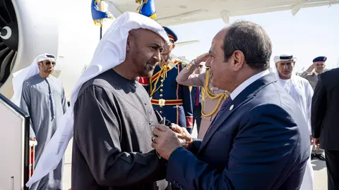 El presidente de EAU saluda al presidente de Egipto este lunes en El Cairo. (WAM)