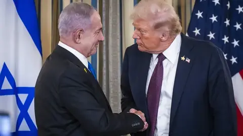 Donald Trump estrecha la mano del primer ministro de Israel, Benjamín Netanyahu tras el anuncio del plan de paz para Gaza. (Fuente externa)
