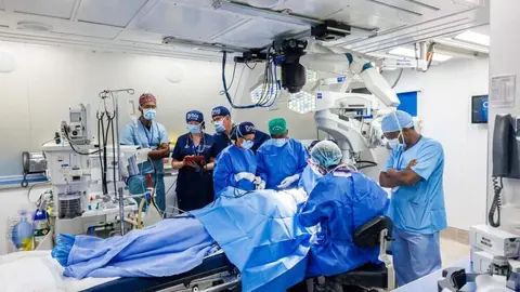 Quirófano completamente equipado del hospital volador. (X)