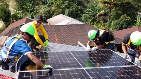 Placas solares de la ONG guatemalteca. (Instagram)