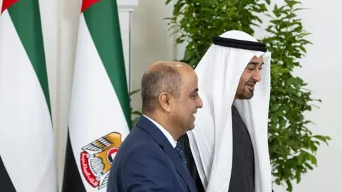 El presidente de EAU junto al primer ministro yemení en Abu Dhabi. (WAM)