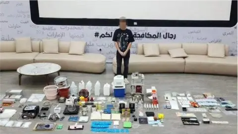 Uno de los detenidos con la droga confiscada. (Policía de Dubai)