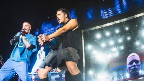 A la derecha J Balvin durante un concierto. (X)