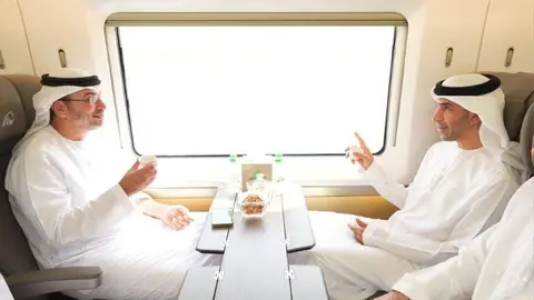 El ministro Al Thani (a la derecha) en el interiór de un vagón de Etihad Rail. (WAM)