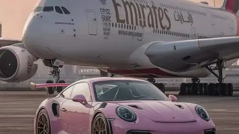 El Porsche junto al avión de Emirates. (Instagram)