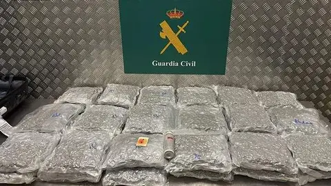 La Guardia Civil mostró esta imagen de la marihuana confiscada.