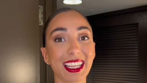 La azafata de Emirates durante un vídeo en su perfil de Tik Tok.