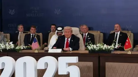 En el centro de la imagen el presidente Trump durante la firma de paz en Egipto. (Fuente externa)