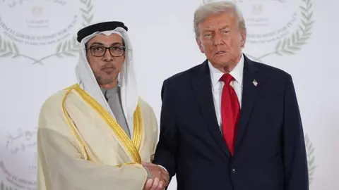El jeque Mansour saluda al presidente Trump durante la cumbr por la paz en Egipto. (X)