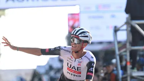 El mexicano Isaac del Toro, tras imponerse en el Giro del Veneto. (WAM)