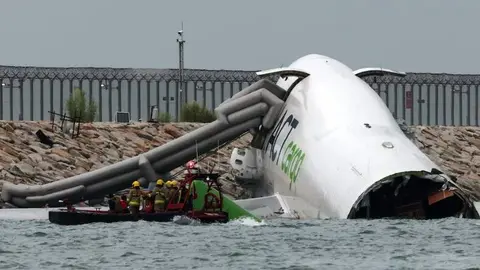 El avión siniestrado en el mar. (X)