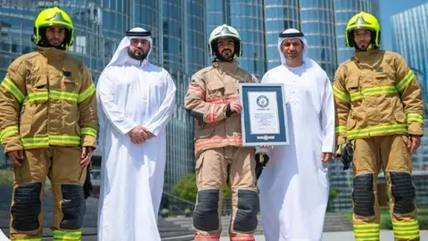 El equipo de Defensa Civil de Dubái sube por las escaleras del Burj Khalifa en un tiempo récord de 52 minutos y 30 segundos y entra en el Guinness
Funcionarios de Defensa Civil de Dubai posan con el certificado del Libro Guinness de los Récords Mundiales. (X)