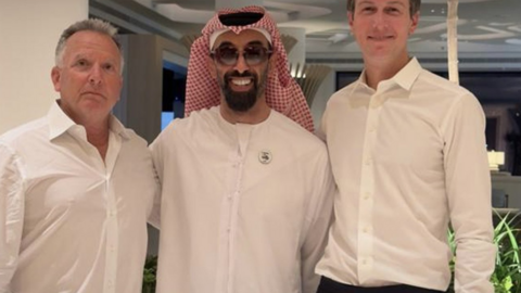 El jeque Tahnoon bin Zayed Al Nahyan en el centro de la imagen, a su derecha Steve Witkoff y Jared Kushner. (WAM)