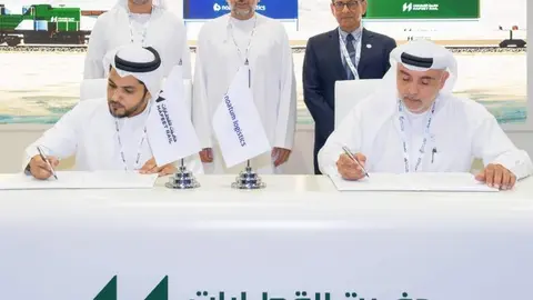 Un momento de la firma del acuerdo. (AD Ports)