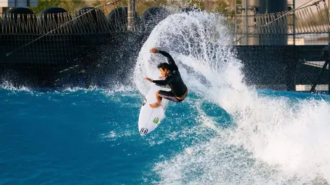 Un surfista en Abu Dhabi. (WAM)