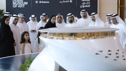 El gobernante de Dubai en el centro de la imagen ante la maqueta del Museo de Arte. (WAM)
