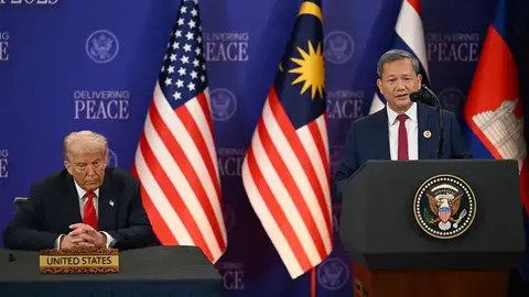 En la imagen difundida por la agencia Efe, el presidente de EE.UU., Donald Trump -izquierda-, escucha al primer ministro de Camboya, Hun Mane, durante su intervención en la ceremonia por el acuerdo de alto el fuego entre Cmaboya y Tailandia.