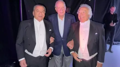 El rey Juan Carlos con Los del Río en Abu Dhabi. (Fuente externa)