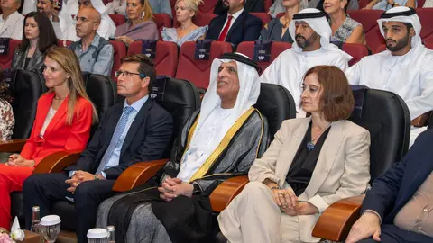 El jeque Saud bin Saqr Al Qasimi, durante la proyección del documental 'Los constructores de la Alhambra' acompañado del embajador de España y otras personalidades. (WAM)