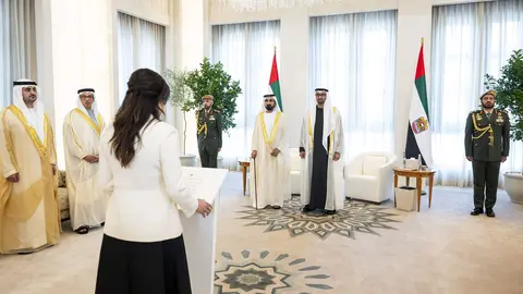 Un momento del juramento de la ministra de Estado, Lana Zaki Nusseibeh. (WAM)