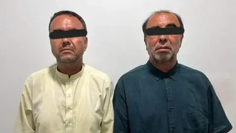 Los dos sospechosos detenidos por la policía. (Fuente externa)