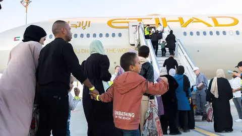 Los enfermos palestinos suben al avión emiratí. (WAM)