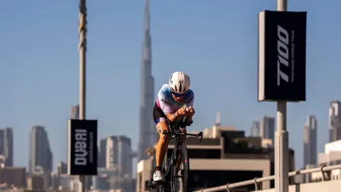 Un triatleta en una prueba en Dubai. (WAM)