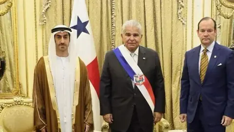 El embajador emiratí a la derecha del presidente Panamá. (WAM)