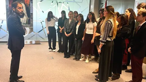 Estudiantes de la Universidad Carlos III, durante su  visita a la Embajada de Emiratos Árabes en Madrid. (Cedida)