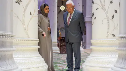 La especialista en visitas culturales Mahra Al Dhaheri ofreció a António Costa una explicación detallada del esplendor artístico y arquitectónico de la mezquita. (WAM)