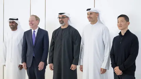 El príncipe heredero de Abu Dhabi junto a representantes de Microsoft tras el anuncio de inversión. (WAM)