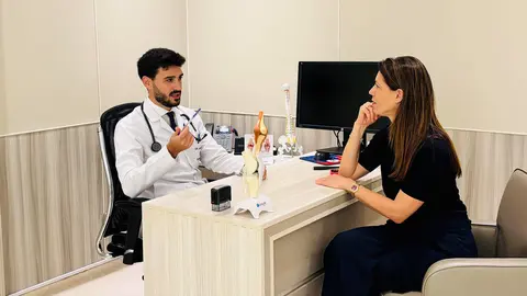 El doctor Andoni Díaz durante una consulta en Dubai. (Cedida)