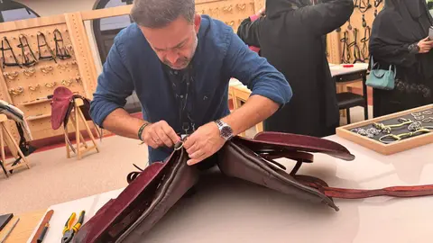 Fernando Vidal con uno sus trabajos en Abu Dhabi. (EL CORREO)