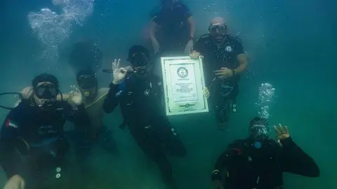 Buzos en las aguas de Abu Dhabi con el certificado Guinnes. (WAM)