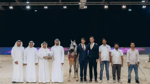 Organizadores y ganadores del Campeonato de Caballos Árabes. (WAM)