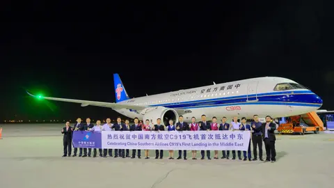 Tripulación del C919 chino en el aeropuerto Dubai World Central. (X)