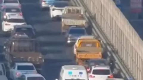 Una ambulancia entre intenso tráfico en Dubai. (Instagram)