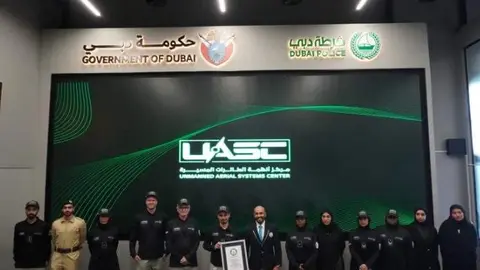 El equipo de la Policía de Dubai posa con el certificado Guinness. (Fuente externa)