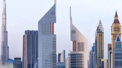 Densa niebla en Dubai. (X)