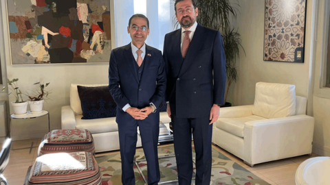 El director de Casa Árabe de Madrid, a la derecha, junto al embajador de Emiratos en España. (Casa Árabe)