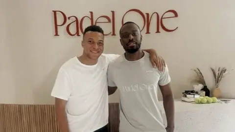 El jugador francés en las intalaciones de Padel One en Dubai. 8X)