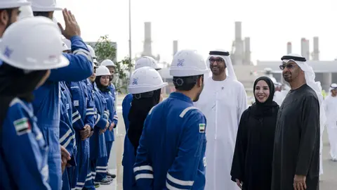 El presidente  de EAU durante su visita este lunes a Adnoc. (WAM)